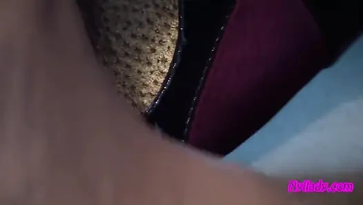 Ofiste siyah ve mor pompalar giyiyor