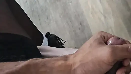 Adam güçlü yarağını sıvazlarken çıldırıyor