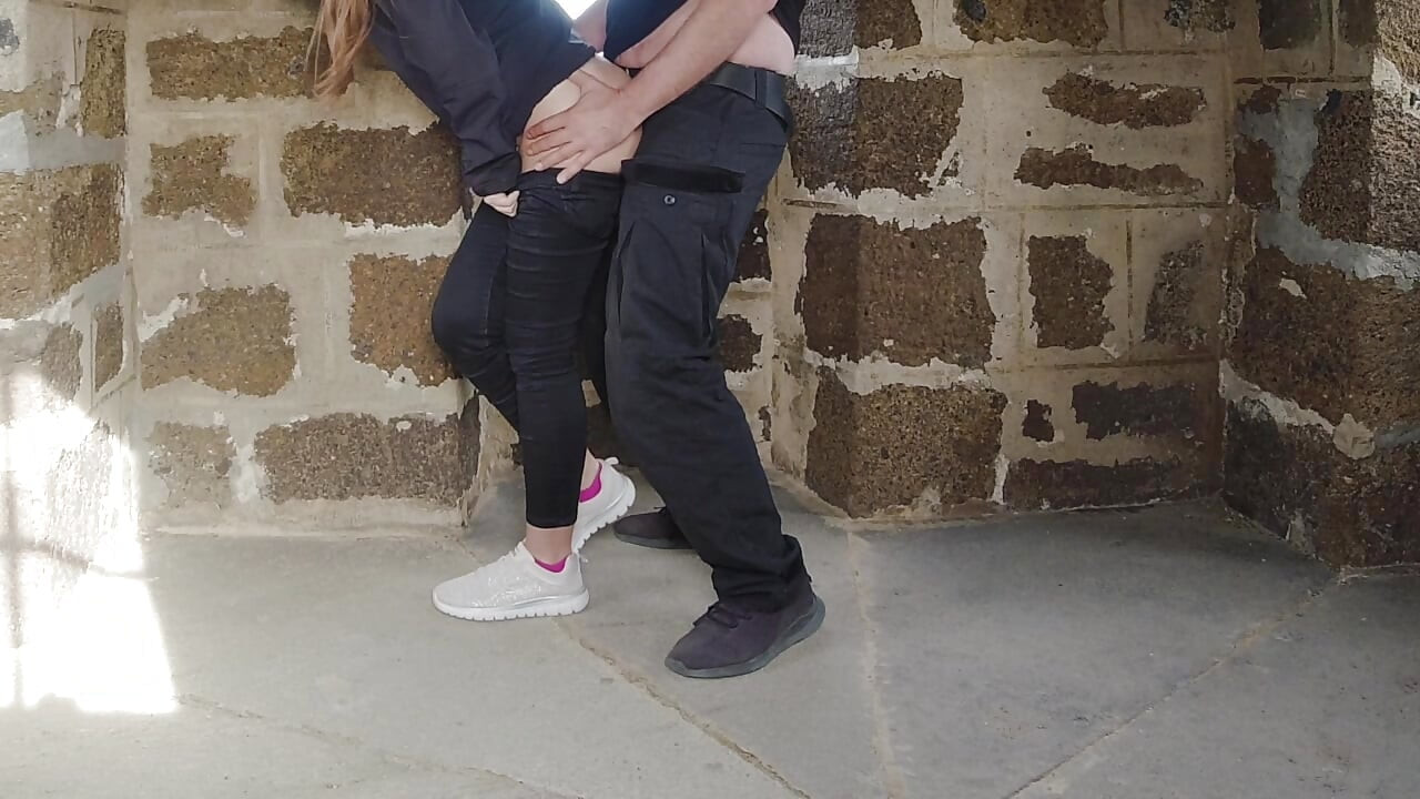 Komşunun ziyaretçileriyle beni kale zindanında sikiyor. Riskli halka açık sikiş