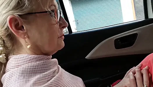 Sarışın Olgun Eş Yürüyüşten Sonra Seksin Tadını Çıkarıyor