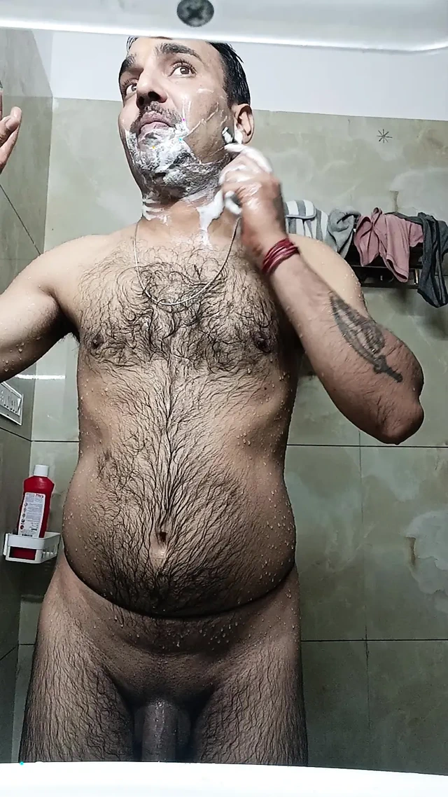 Hintli desi adam seks yapıyor ve duş ayakkabısını gösteriyor ve mastürbasyon yapıyor