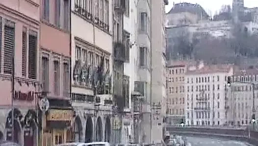 Yuvarlak götlü Fransız sürtük aynı anda iki adamı memnun edebilir