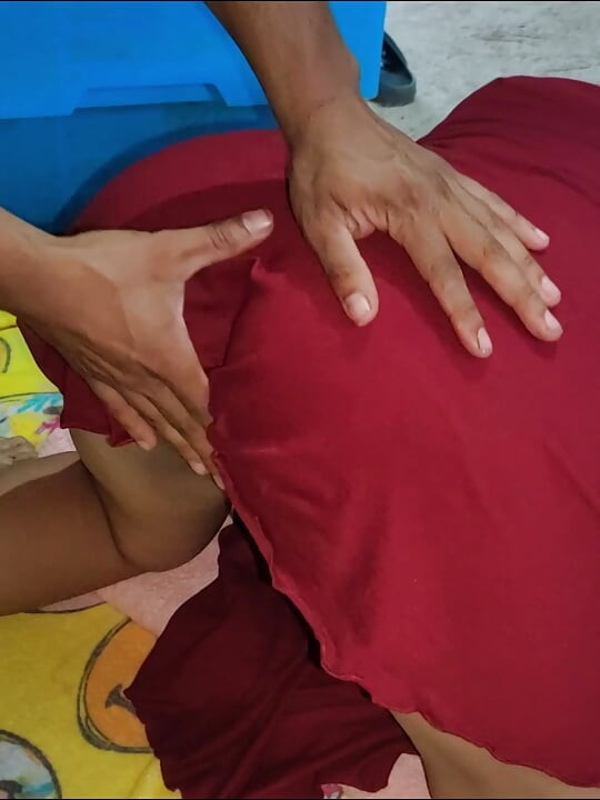 Beni dört ayak üzerine yatırıp pembe amımı kırana kadar sikiyor, sonunda içime boşalıyor. Hindistan Tamil x video.