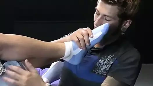 Sıcak ayak yalama, oral seks ve ayak işi ile dövmeli sporcu