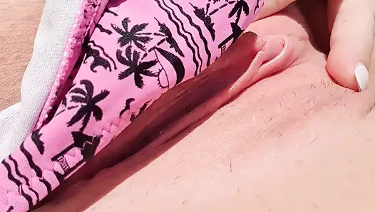 Klitorisimin üzerinde bir dile ihtiyacım var..... Döndüğümde kim gönüllü oluyor?