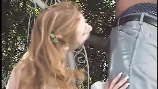 Irklararası çift verandada açık havada sikişiyor