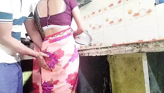 Desi maid ne bartan dhone ke bahane apane Malik ke sath chud gahi