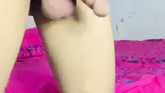 Odasında mastürbasyon yapıyor