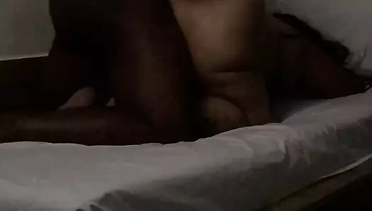 Gorda nalgona follando en 4