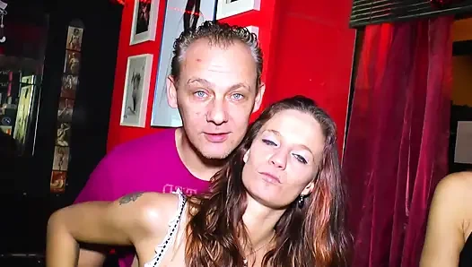 Eş Değiştirmeli Grup Seks Partisi Ateşli Evli Kadınlar Bağlı Ve Vahşi Sikiliyor