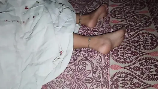 Hintli üvey annesinin odasına geceleri tek başına korkma bahanesiyle giriyor - Hintçe ses