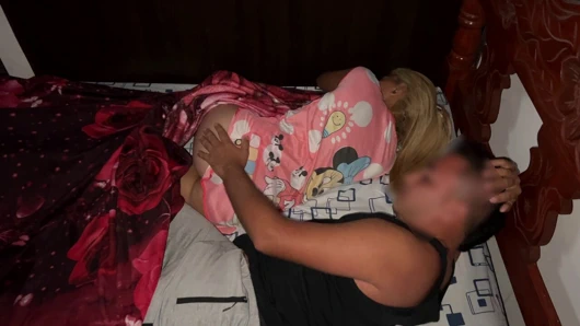 Gerçek hayatta seyahat ettiğimiz için güzel komşumla aynı yatağı paylaşıyoruz.