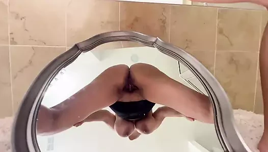 Orta yaşlı seksi kadın zıplıyor