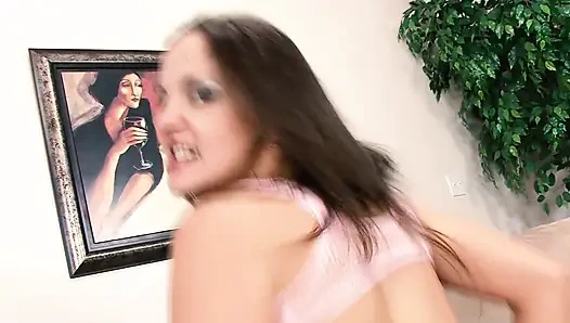 Poppy Morgan ırklararası sikişten sonra deliklerini açıp genişletiyor