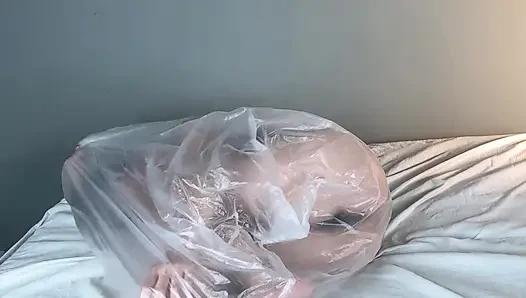 Çaresiz velet plastik içinde oynuyor