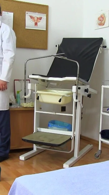 Захватывающий момент из "Горячую худенькую милфу застукали голой в офисе доктора с камерой"