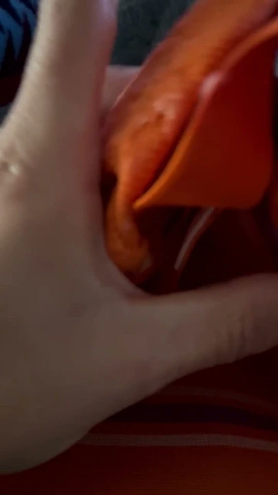 Azgın asker bir takipçi için jockstrap üzerinde mastürbasyon yapıyor ve güzel bir kremsi döl atıyor! | Klip 1