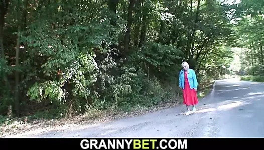 genç dostum köpek-sikikleri 80 yaşında büyükanne yol kenarında