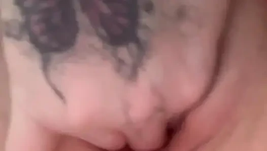 Azgın orta yaşlı seksi kadın işten önce mastürbasyon yapıyor