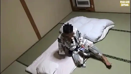 Özel bir oda seansında yakalanan bir kaplıca görevlisinin saatler sonra baştan çıkarılması -sahne.4