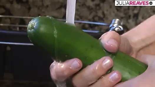 Brenda götü de dahil olmak üzere büyük oyuncaklar ve alışveriş malzemeleriyle mutfakta mastürbasyon yapıyor