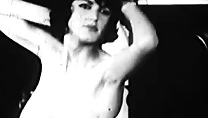 Büyük memeli milf (orta yaşlı kadin) onu pis vücudunu gösteriyor (1950'lerde vintage)