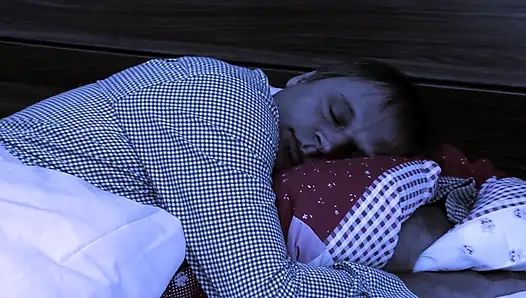 Kaltak aşıkların yarağını emiyor ve sonra sert bir şekilde derinden sikiliyor