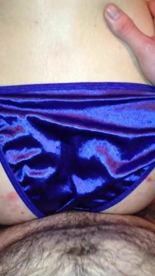 Siktir et içinde saten mavi külot