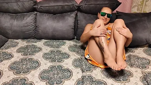 Kıllı amcığı parmaklıyor ve mastürbasyon yapıyor