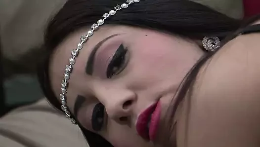 İri göğüslü hatun Julia de Lucia'nın ağzına luke püskürtülür