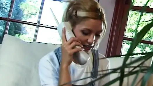 Genç sarışın sıkı amcığını pompalayan büyük bir yarakla sikiliyor