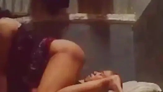 Birinin kocasının yüzünü sallıyor