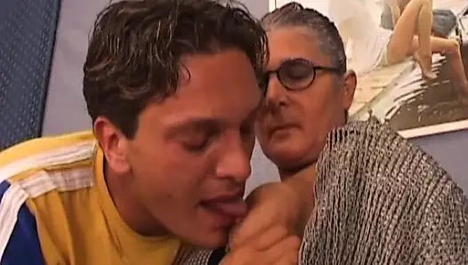 Azgın Fransız nine döllenmeden önce göt deliğinden sikiliyor