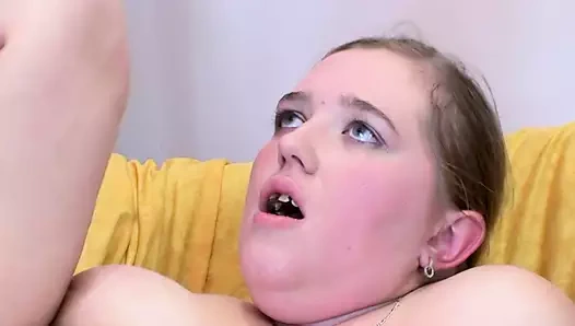 Muhteşem görünümlü Alman iri güzel kadın ağzında sıcak döl seviyor