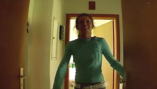 Bir sıcak esmer bebek itibaren Germany dildoing ona sıkı delikler