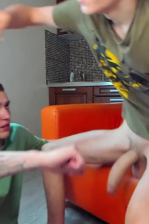 O turuncu kanepede beni emmeye devam et!