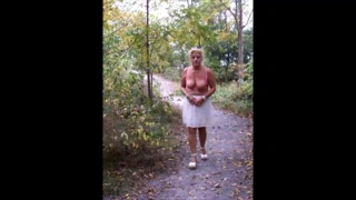 Sıcak pembe sutyen, parkta geziniyor