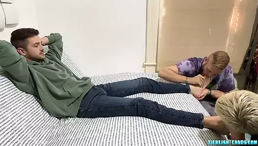 Ryder Dimitri ile tanışıyor ve ayaklarına tapmama yardım edebilir