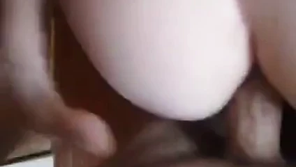 Por detras en el suelo