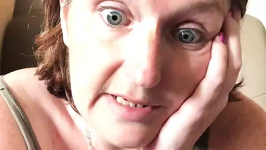 Üvey anne kokmuş amcık parmaklarını koklamayı seviyor ama onu dilinle temizlemene ihtiyacı var!