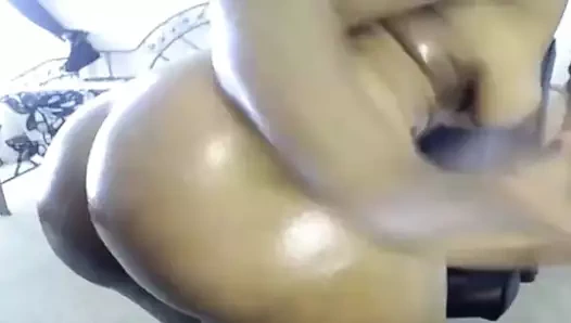 Yağlanmış bir kabarcık popo twerking gözlüklü kenya Temping