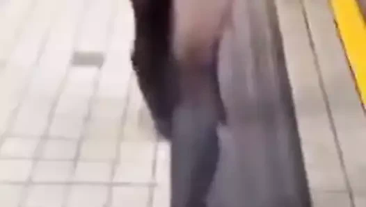 Asyalı kadın asansörden çıktı