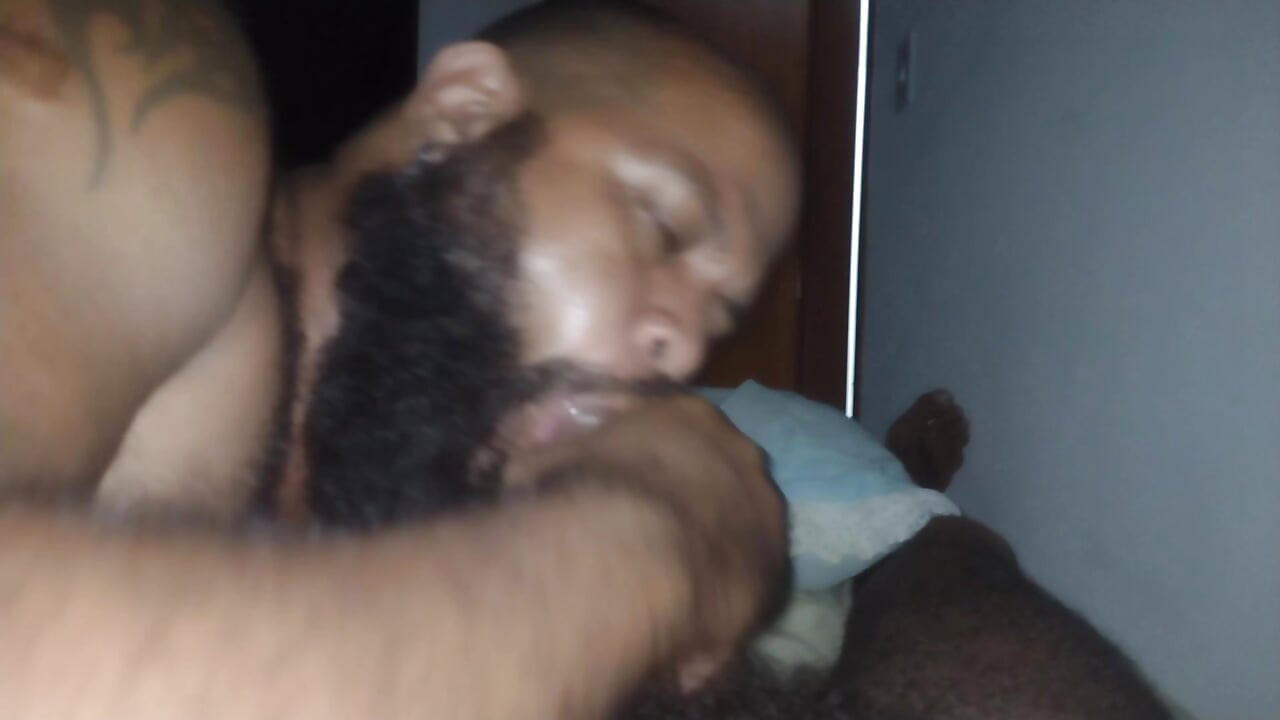I sucked my straight friend's big cock in secrecy.
