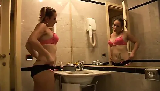 Tatlı genç kız olgun adamı baştan çıkarıyor