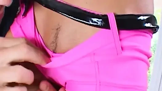 Sarışın orta yaşlı seksi kadın kalın yarak alıyor ve yüzüne büyük boşalma