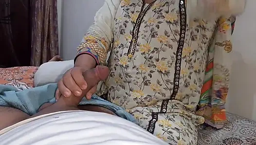 Güzel Hintli köylü gelini ve kayınpeder seks videosu