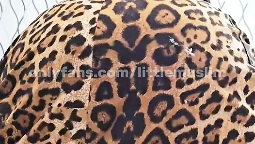 Bakış açısı: Leopar etekli oyuncu tesettürlü kız