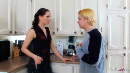 Bakire üvey oğul evde yalnızken ilk kez seks için üvey anne baştan çıkarır