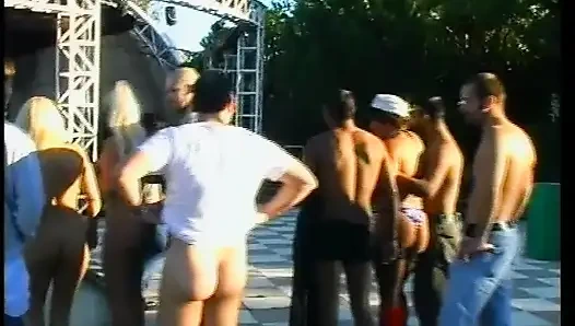 Edepsiz sarışın güzel ve sağlam bir yarakla neredeyse sikiliyor!