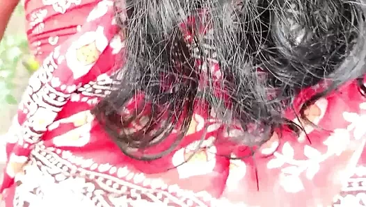 Açık havada yengem ve ben Bengalli videoyu temizliyorum